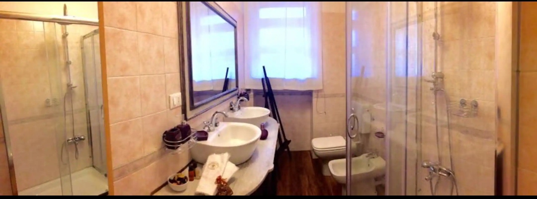 Bagno con doccia grande e doppio lavabo