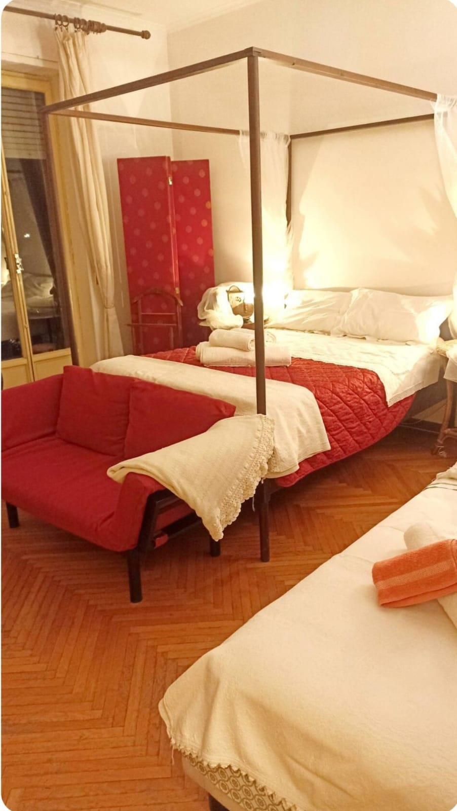 Divano e baldacchino nella Stanza Rossa