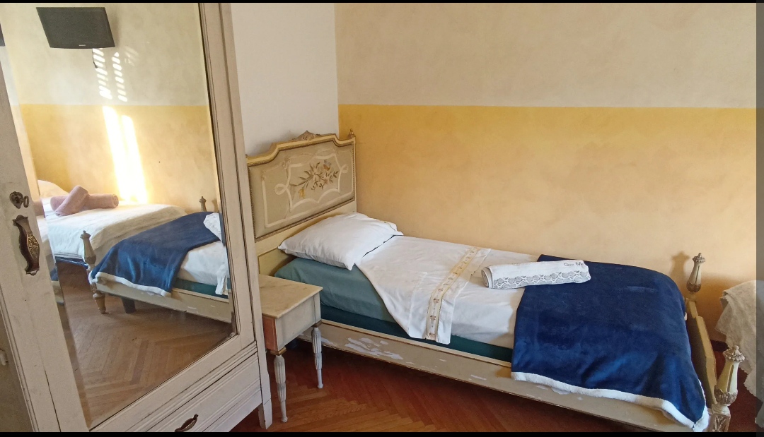 Stanza Gialla con letto singolo e specchiera